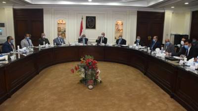 وزيرا الاسكان والتنمية المحلية ورئيس الهيئة الهندسية و3 محافظين يجتمعون لضبط العمران