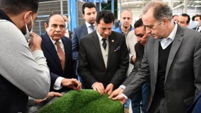آخر تطورات مصنع النجيل الصناعي المصري .. وزير الرياضة يتابع