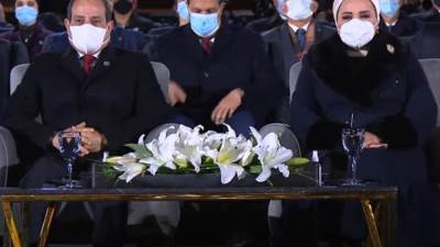 عرض غنائى بالمظلات حملت أعلام مصر خلال الحفل الختامي لمنتدى شباب العالم