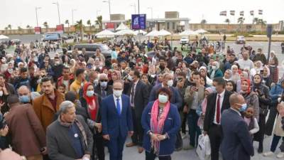 وزيرة الثقافة تتابع مع الجمهور فعاليات البرنامج الفني لمعرض الكتاب 53