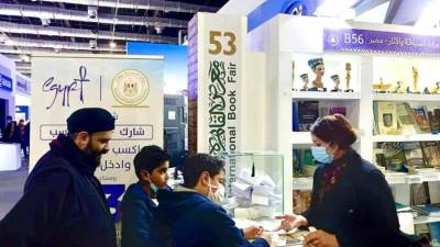إقبال كبير من رواد معرض القاهرة الدولي للكتاب على جناح وزارة السياحة