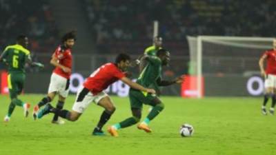 الشوط الأول ينتهي سلبيا بين مصر والسنغال