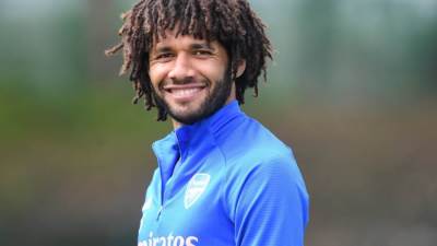 النني: "كنت بنام والكورة في حضني.. وأبويا مثلي الأعلى"