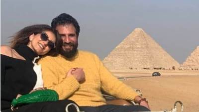 حبيبي وأبو بنتي.. إطلالة رومانسية لحنان مطاوع مع زوجها بالأهرامات (صور)