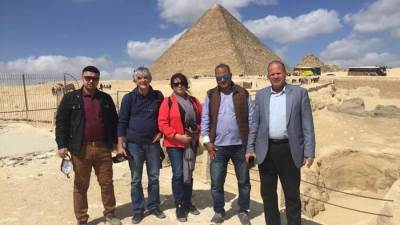 وفداً تليفزيونيا رومانيا في زيارة تعريفية لمصر