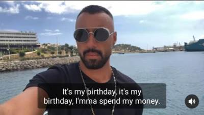 "اللي برج الحوت ييجي جنبي" احمد فهمي يحتفل بعيد ميلاده الـ44