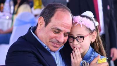 بالصور.. الرئيس السيسي يكرم أسر الشهداء في عيد الفطر