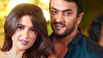 منذ قليل.. عادت ياسمين عبد العزيز برفقة العوضي الي مصر بعد عمليتها الجراحية