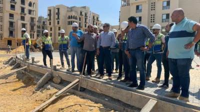 نائب وزير الإسكان يتفقد تنفيذ مشروع تطوير "منطقة سور مجرى العيون"