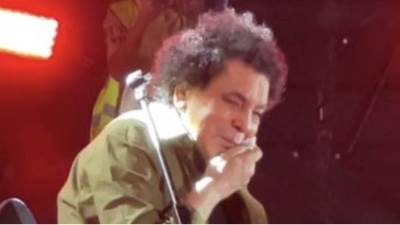 محمد منير يبكي علي المسرح بالإسكندرية ويطالب جمهورها الدعاء لصديقه