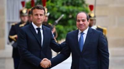 السيسي يجري اتصالاً هاتفياً مع الرئيس الفرنسي ايمانويل ماكرون