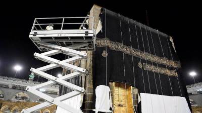 "شئون المسجد الحرام" تستبدل كسوة الكعبة المشرفة كالعادة السنوية