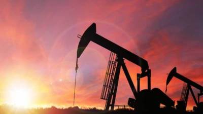 النفط يتراجع متأثرا بمخاوف الطلب وزيادة الإمدادات