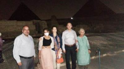 سفير الهند بالقاهرة يزور "الصوت والضوء" مع اسرته