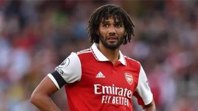 وزير الرياضة يطمئن على الحالة الصحية ل"محمد النني" بعد إصابته أمام فولهام