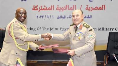 رئيس أركان حرب القوات المسلحة يلتقى قائد قوات الدفاع المالاوية