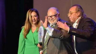 ليلي علوي تسلم يحيي الفخراني درع تكريمة: شكرا لأول من قدمني للناس"