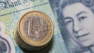 اليورو يحوم فوق أدنى مستوى في عقدين قبيل قرار المركزي الأوروبي