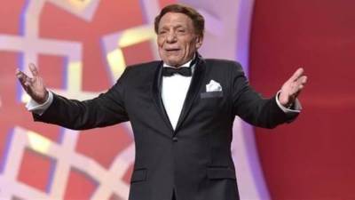 عايش في عزبتي مبسوط مع أولادي.. عادل إمام يرد على شائعات إصابته بالزهايمر