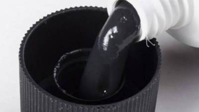 المعجون الأسود .. عصا سحرية لأسنان ناصعة البياض