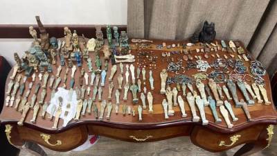 النيابة العامة تأمر بحبس متهم لاتجاره في 295 قطعة مشتبه في أثريتها