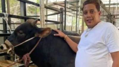 حمو بيكا ينفعل على معجب حاول تصويره وزوجته في أحد المولات