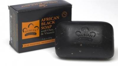 الصابون الأسود .. سلاحك لمحاربة مشاكل البشرة