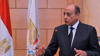 وزير الطيران يلتقى وفداً إماراتياً لبحث فرص الاستثمار فى مجال النقل الجوى