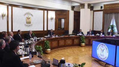 رئيس الوزراء يعقد اجتماع طارئ لحل مشكلة نقص الأعلاف في صناعة الدواجن