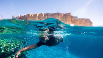 انجاز سعودي وعربي.. مريم صالح بن لادن تسبح من السعودية الي مصر