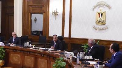 رئيس الوزراء يتابع سير العمل بمشروعات مياة الصرف الصحي بالوادى الجديد