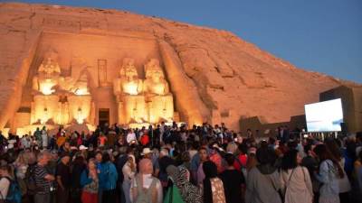 انتهاء ظاهرة تعامد الشمس على وجه تمثال الملك رمسيس في أبو سمبل