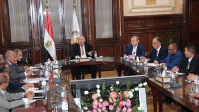 وزير الزراعة يعقد اجتماعا لتشجيع المزارعين على استخدام الميكنة الحديثة