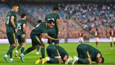 حافلة الزمالك تصل ستاد هزاع بن زايد استعدادا للقاء السوبر