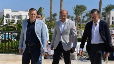 وزير السياحة يستكمل زيارته بتفقد المنشآت الفندقية ويلتقى عدد من العاملين بها