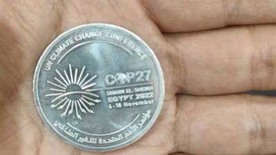 قمة المناخ.. إقبال ملحوظ من «رواد المناخ» على اقتناء العملات التذكارية