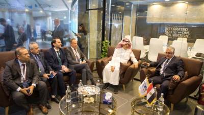 لقاءات ومناقشات حول مشروعات الوقود الأخضر داخل جناح المنطقة الاقتصادية لقناة السويس