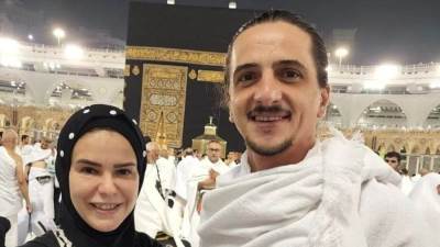 من أمام الكعبة المشرفة.. دنيا عبد الغزيز تؤدي مناسك العمرة مع زوجها