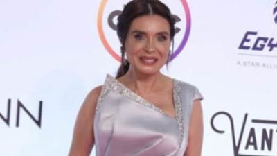 بحفل ختام مهرجان القاهرة.. دينا تتألق بإطلالة جذابة علي السجادة الحمراء