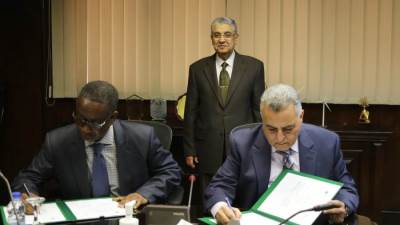 "شاكر" يشهد توقيع تفاهم بين جهاز تنظيم الكهرباء وحماية المستهلك واللجنة الافريقية للمواصفات الكهروتقنية