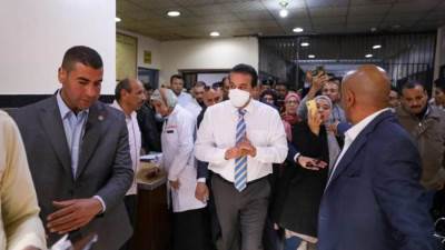 وزير الصحة لفريق التمريض بمستشفى قويسنا: «الدولة لن تسمح بمساس كرامة أبنائها»