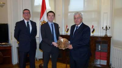 "عاشور" يلتقي بالأطراف والمؤسسات المعنية بتطوير التعليم العالي في المملكة المُتحدة