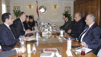 وزير قطاع الأعمال يطرح دراسات تفصيلية لمشروعات جديدة لتوطين الصناعة وخفض الواردات