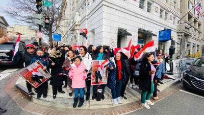 الجالية المصرية في واشنطن تقيم احتفالية أمام مقر الرئيس السيسي