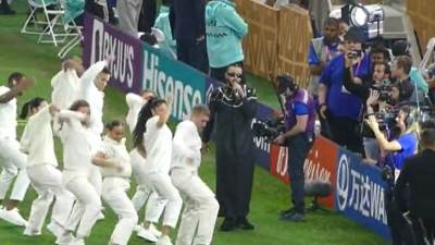 بالجلباب.. ويجز يغنى "عز العرب" بين الشوطين فى نهائى كأس العالم