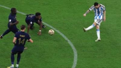 ميسي يحرز ثالث أهداف الأرجنتين أمام فرنسا فى الدقيقة 109