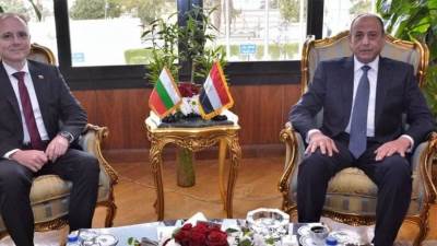 وزير الطيران يبحث مع سفير بلغاريا تعزيز التعاون فى مجال النقل الجوي