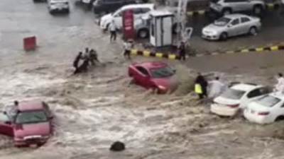 السيول تغرق شوارع مكة المكرمة.. والدفاع المدنى ينفى سقوط ضحايا