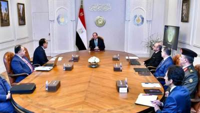 الرئيس السيسي يوجه بإنهاء إشغال الطرق بالسيارات والمركبات المهملة