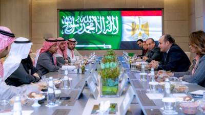 وزير التجارة يبحث مع كبار المسؤولين السعوديين سبل الارتقاء بالعلاقات الاقتصادية